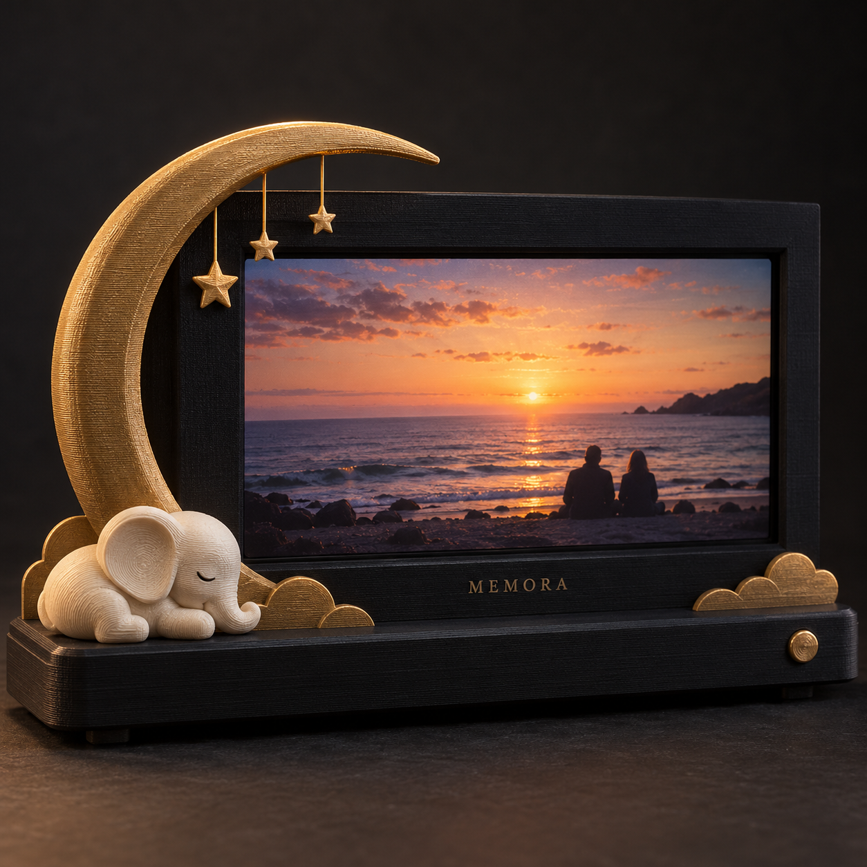 Concepto de Memora con pantalla, luna decorativa, pequeño elefante y botón físico.